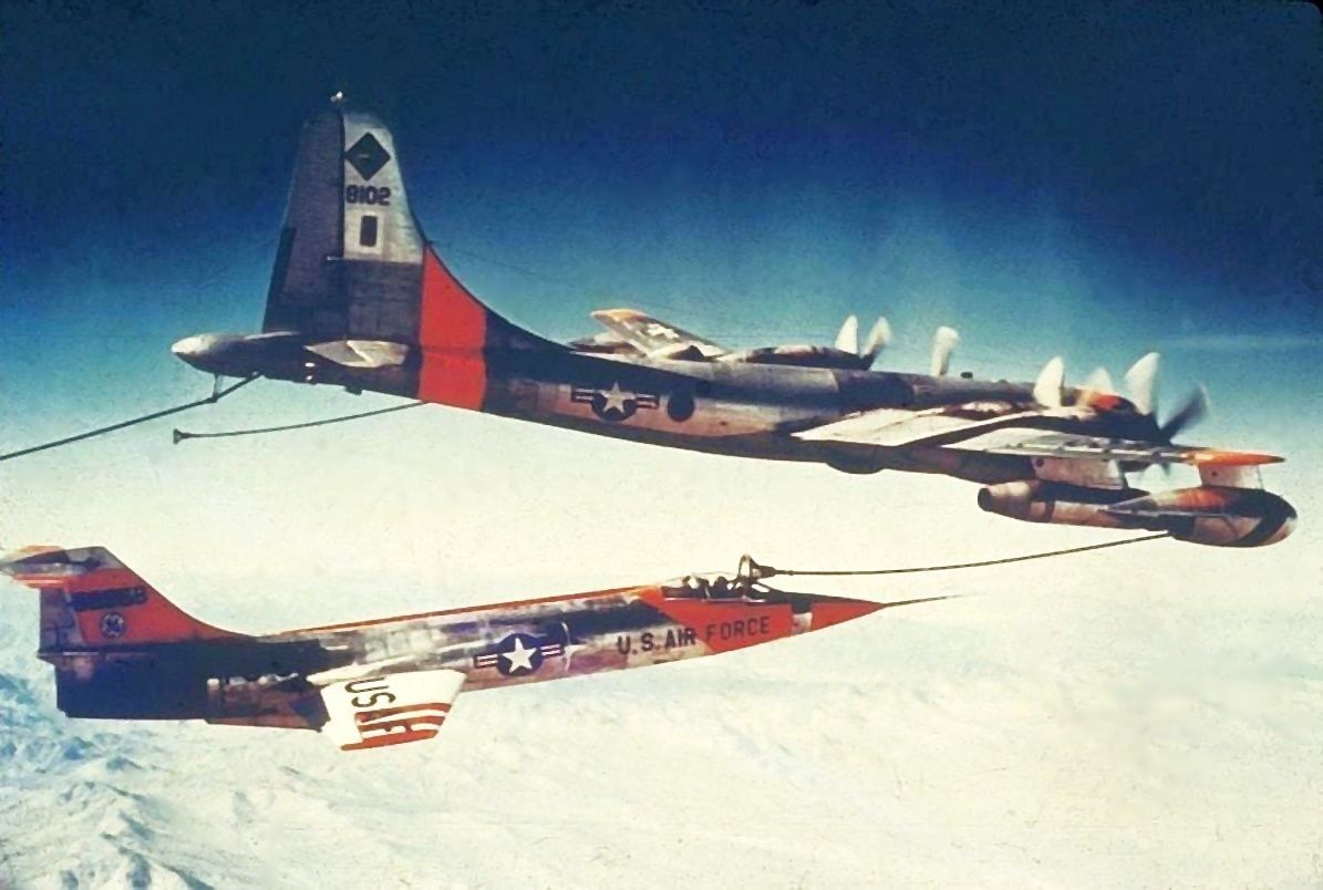 Roberto_yeager's tweet photo. Ah!Los buenos viejos tiempos...#ColdWar #ALBVT
No quiero imaginar los esfuerzos del #Boeing KB-50J (a pesar de contar con el auxilio de una pareja de General Electric J47 adicionales), para mantener el tipo con el #Lockheed YF-104A #Starfighter en primer plano #F104 https://t.co/xnGwmkt3sf