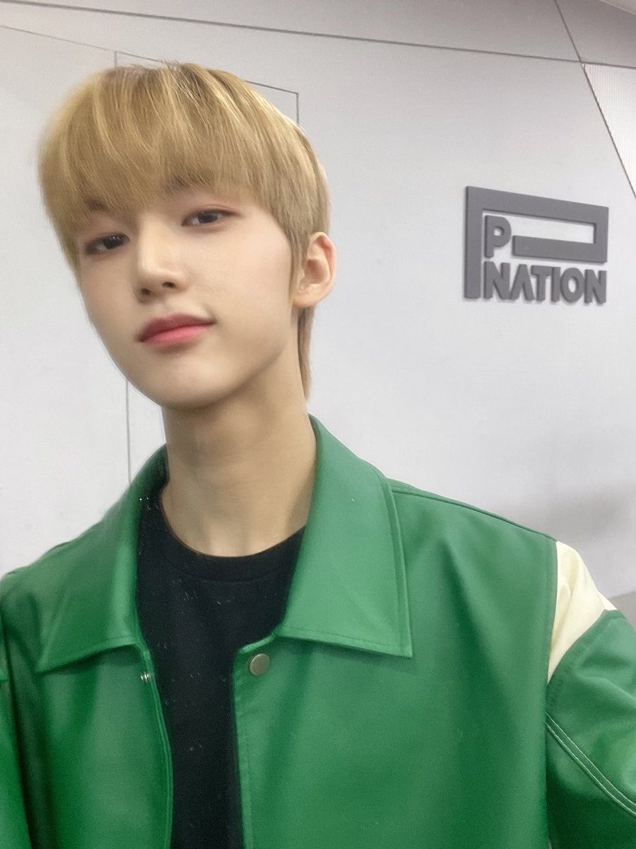 zzangeunhwi's tweet photo. 은휘시💚
3년 전 오늘의 휘 https://t.co/BMGxMm5t9D