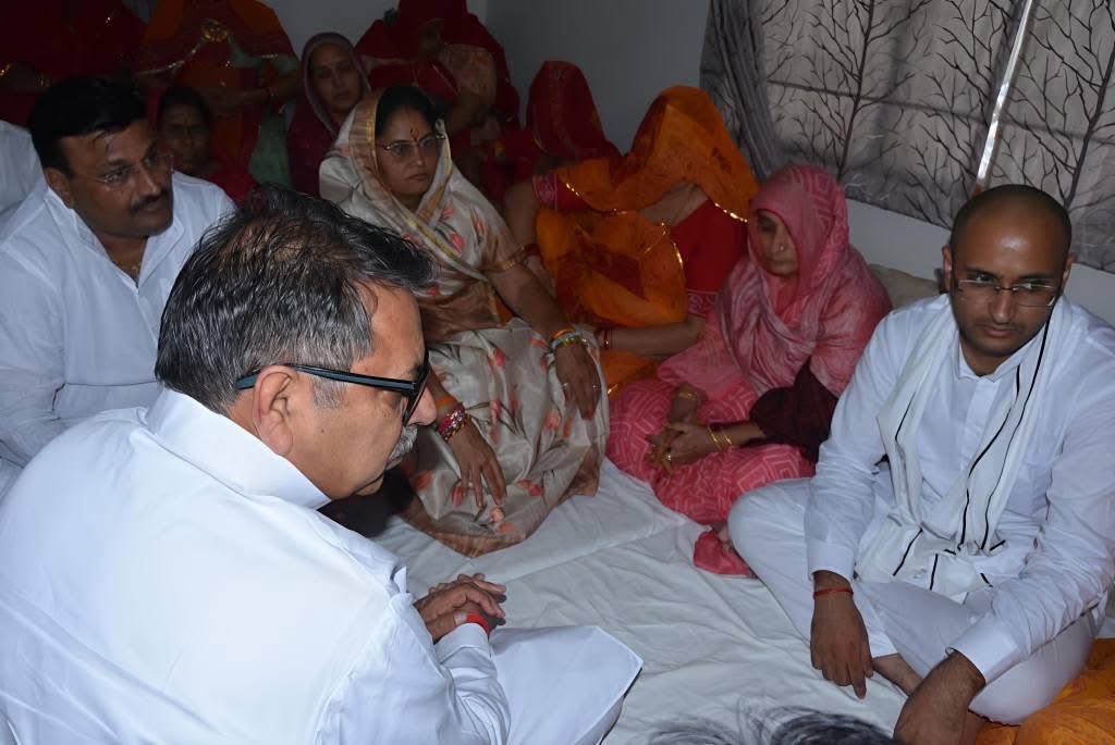 पूर्व नेता प्रतिपक्ष श्री रामेश्वर डूडी जी का निधन अत्यंत दुखद है; आज बीकानेर पहुंच स्वर्गीय डूडी साहब को श्रद्धांजलि अर्पित की।