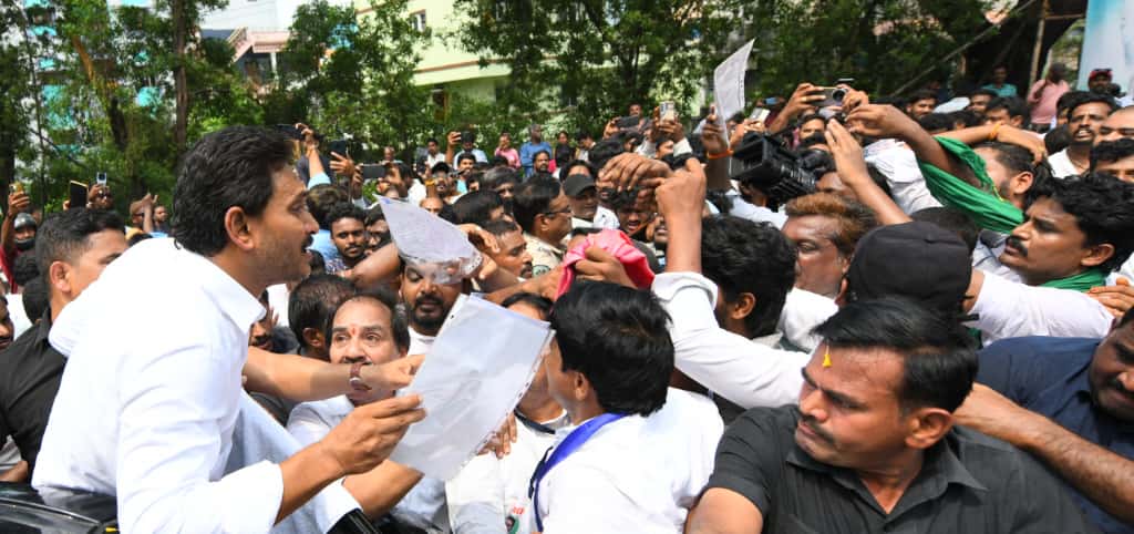 we_ysrcp's tweet image. విశాఖ స్టీల్ ప్లాంట్ కార్మికులతో జగనన్న..

#ChaloNarsipatnam #YSJagan 
#WeYSRCP