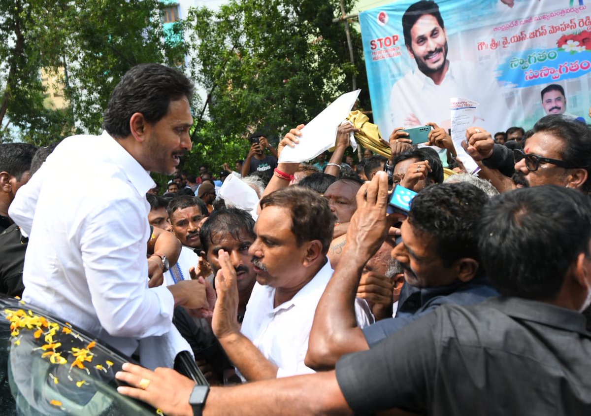 we_ysrcp's tweet image. విశాఖ స్టీల్ ప్లాంట్ కార్మికులతో జగనన్న..

#ChaloNarsipatnam #YSJagan 
#WeYSRCP