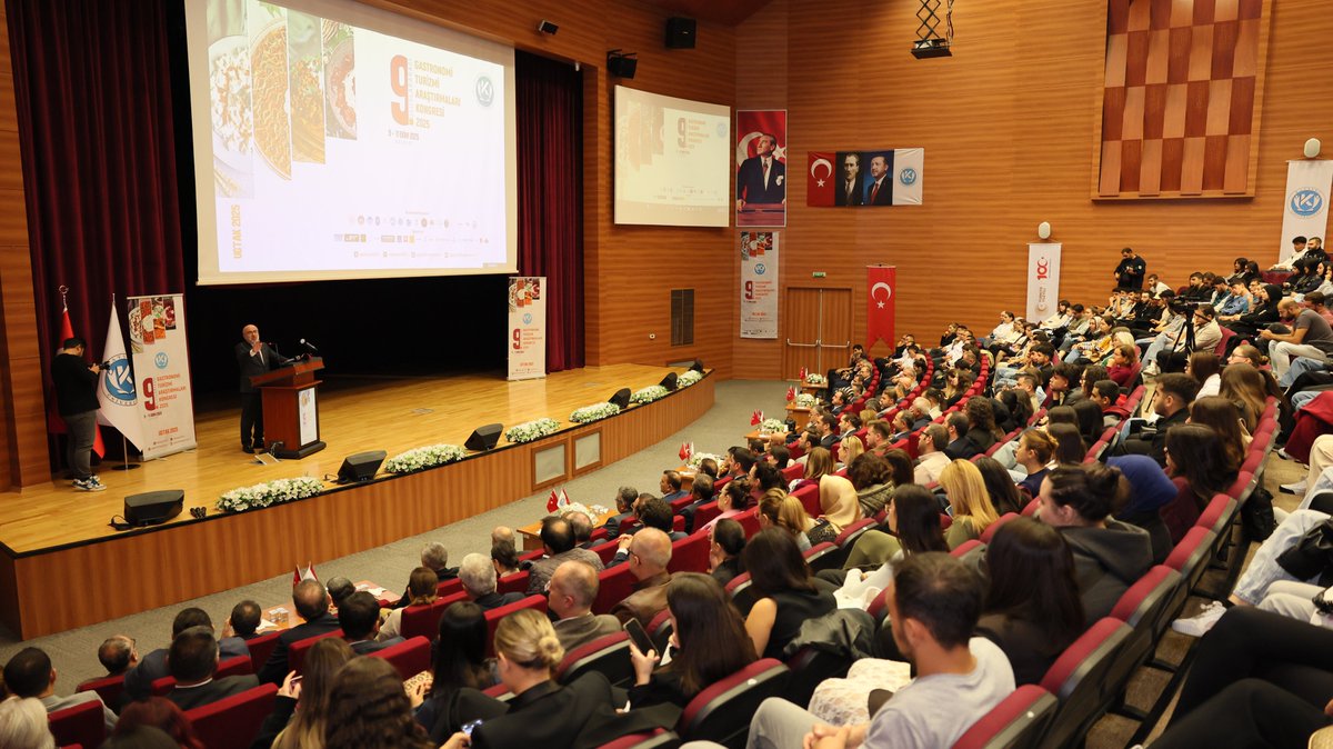 Başkanımız Ömer Gülsoy, il protokolümüzle birlikte Kayseri Üniversitesi ev sahipliğinde düzenlenen 9. Uluslararası Gastronomi Turizmi Araştırmaları Kongresi’ne katıldı. 

Odamızın da destekleriyle gerçekleştirilen bu önemli kongre; gastronomi turizminin gelişmesi, yerel