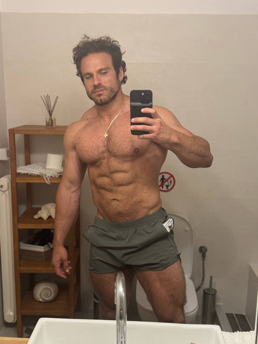 Still half asleep, Come check what I didn't post here 🥵
onlyfans.com/reallifehercul…