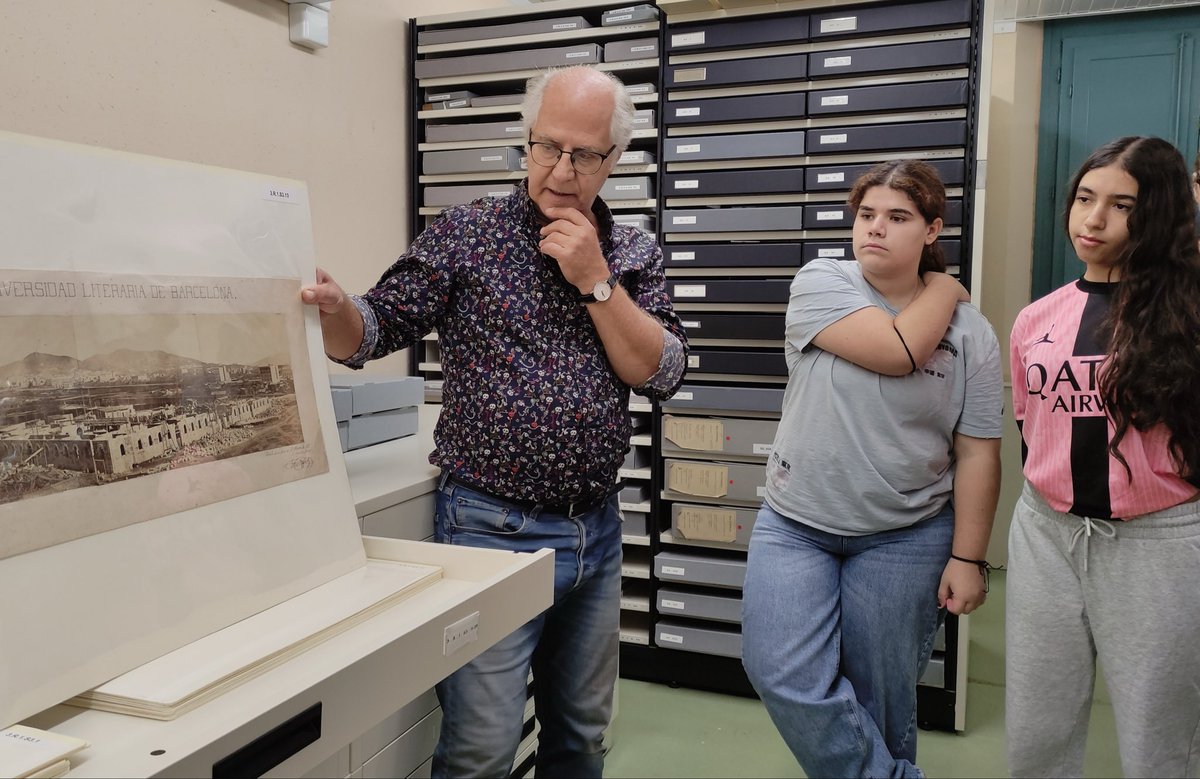 L'alumnat de Cultura Audiovisual de 1r de batxillerat ha visitat l'Arxiu Fotogràfic de Barcelona que es troba a prop del nostre institut! Hem pogut gaudir d'una visita a les seves instal·lacions i conèixer l'evolució d'aquest llenguatge.