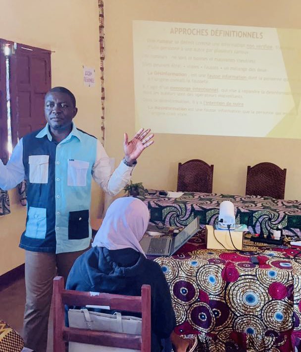 fridolinngoulou's tweet photo. J’ai été invité lundi dernier à former les jeunes leaders des arrondissements de #Bangui sur la lutte contre la désinformation en période électorale. 
Ceci dans le cadre du projet #UNPBF avec #DCA et @M3D_RCA 
#Centrafrique #RCA #Desinformation #Rumeurs
@UN_CAR @FranceBangui https://t.co/rDgym13Dzs