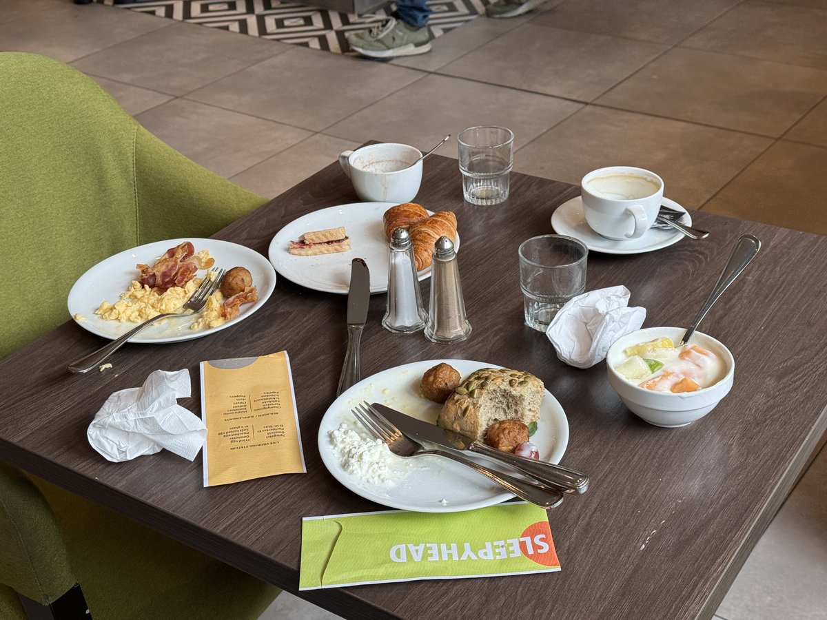 Heute im Frühstücksraum unseres Hotels in #Berlin: Der Tisch unserer Nachbarn nach dem Essen. Beim Gehen nahmen sie noch Lebensmittel von der Theke mit.
Im Zeitalter des #Foodwaste-Bewusstseins macht mich das sprachlos.
Zeit, wieder bewusster mit dem umzugehen, was uns nährt.