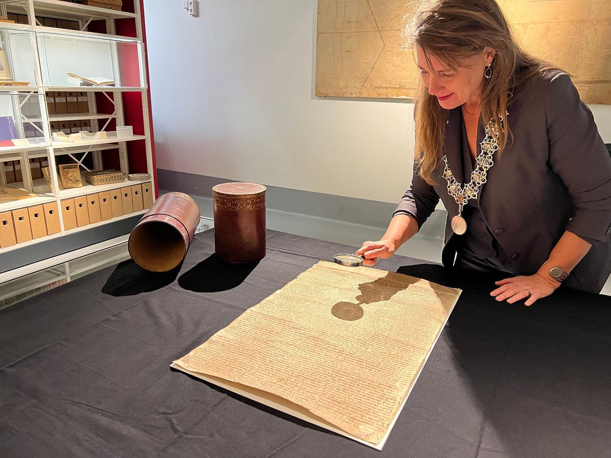 Save the date! 
Zondag 12 oktober vieren we ons 125-jarig bestaansfeestje!
Naast gratis taart en een cadeautje voor de eerste 100 bezoekers, kan je ook het Alkmaarse stadsrecht (het exemplaar dat wij hebben is 12 okt precies 700 jaar oud!) met eigen ogen zien. Burgemeester Anja