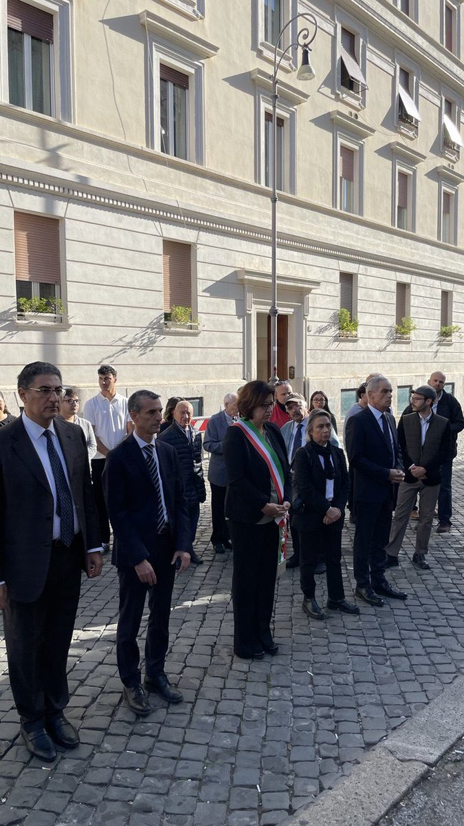 Deposizione della corona in ricordo del terribile attacco al Tempio Maggiore di Roma il #9ottobre 1982. Nell’attentato compiuto da un commando palestinese, morì il piccolo Stefano Gaj Taché, di soli 2 anni, e altre 40 persone rimasero ferite.