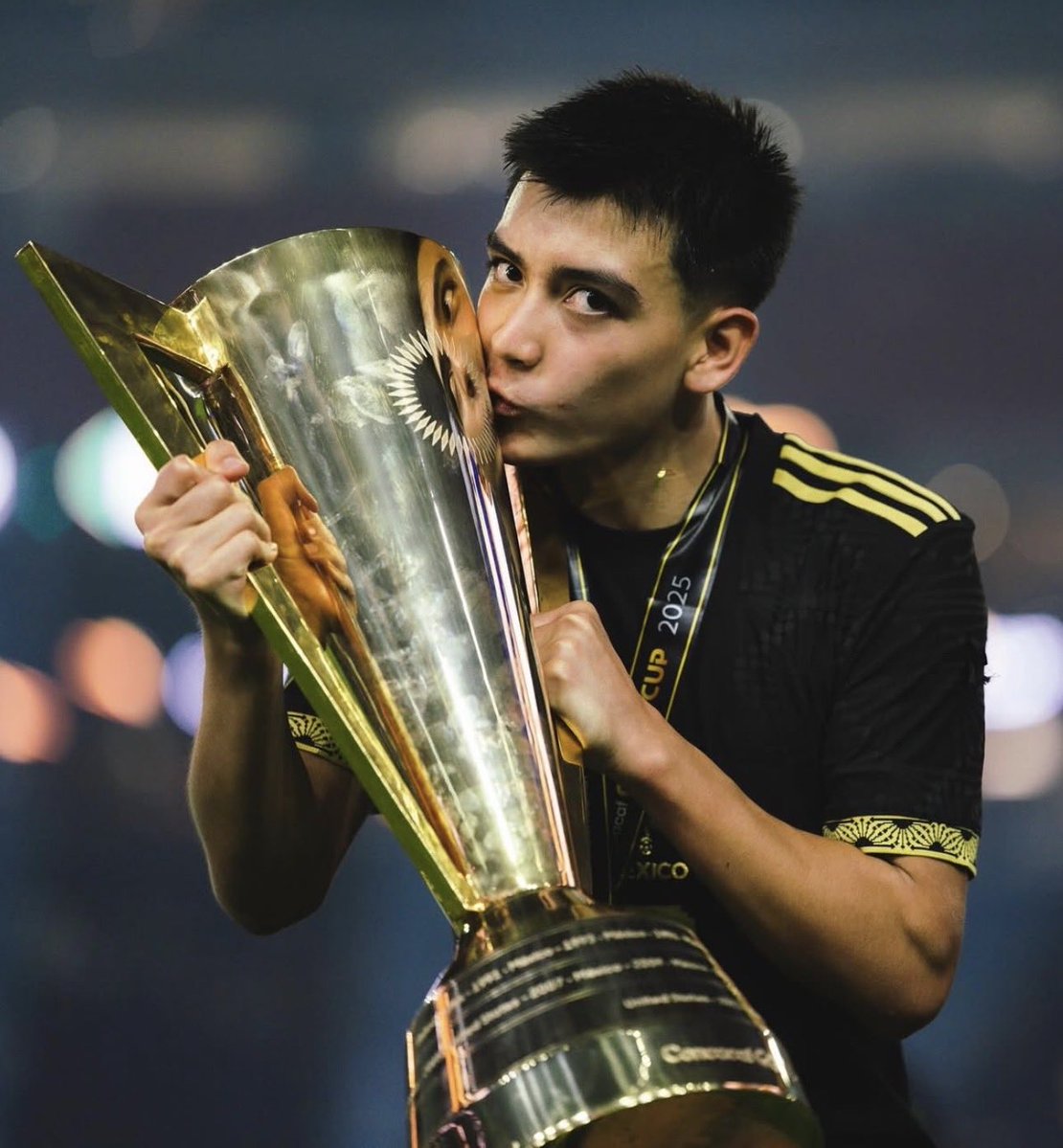 RisingStarXI's tweet image. “For €15M you can't even buy one of Gilberto Mora's legs.”
🎙️ Rafaela Pimenta, Mora’s agent