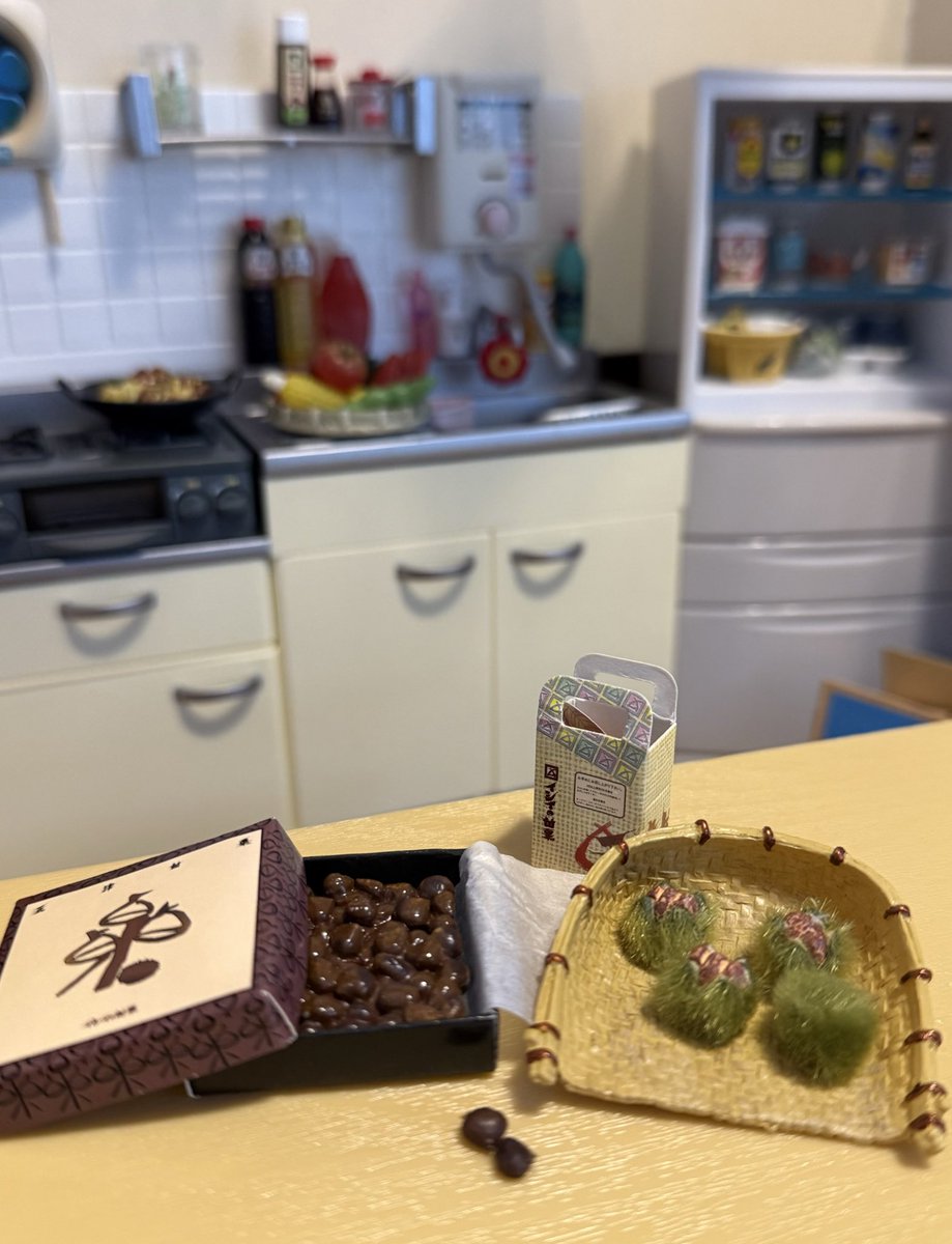 很久没有发食玩的照片了
前几个月买了这盒rement产地直送的栗子
当时觉得特别适合秋天拿出来摆🍂

这一套是2004年出的
里有不同阶段不同形态的栗子