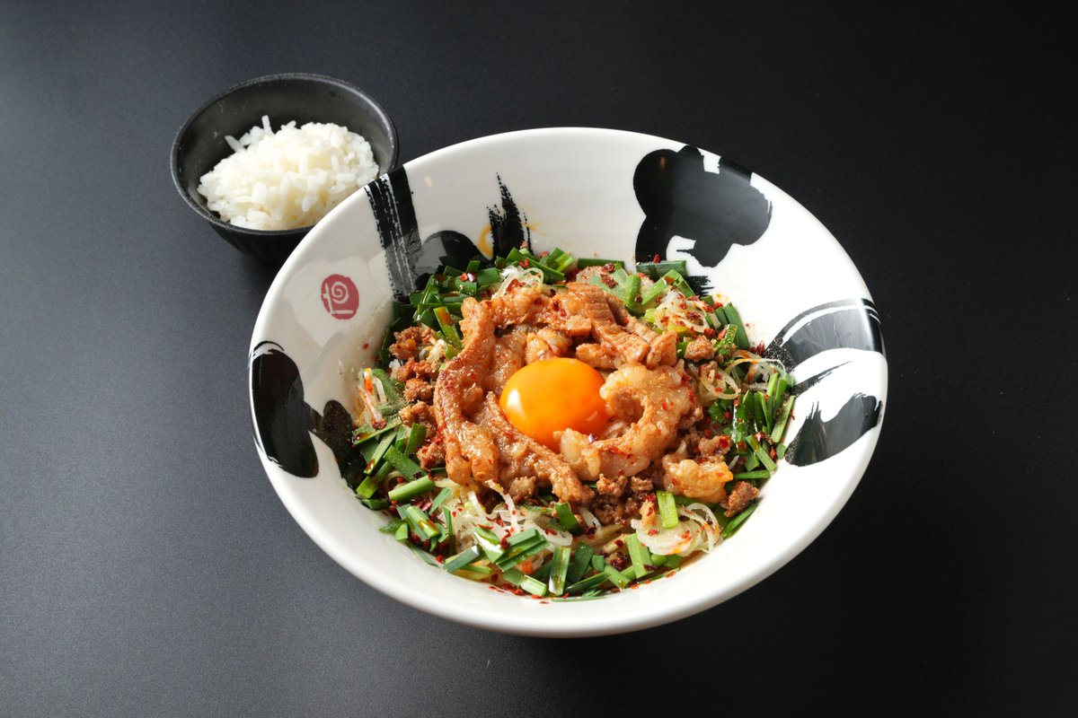 茨木きんせい
１１月限定メニューのお知らせ

🍜『麻婆ホルモンまぜそば』

ぷるぷるに煮込んだ旨辛ホルモンとピリ辛台湾ミンチを豪快にのせた、やみつき必至のまぜそばです。

タレには刺激的な麻婆タレを使用。

全体をしっかり混ぜれば、香りと辛味が一気に広がります。