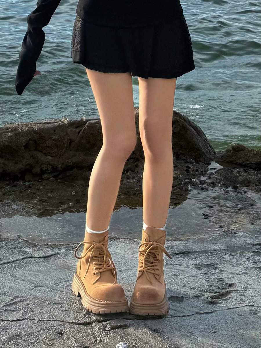 yoxrgravity's tweet image. ให้เป็นรองเท้าหุ้มข้อที่ชอบสุดในปีนี้แล้ว สวย 🥺