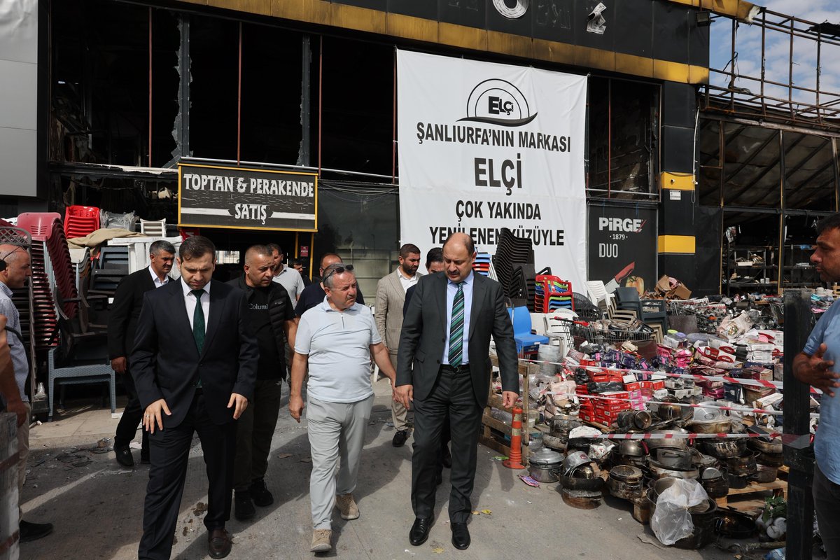 Şanlıurfa Büyükşehir Belediye Başkanımız Mehmet Kasım Gülpınar, geçtiğimiz günlerde Haliliye ilçesi İmam Bakır Mahallesi Mevlana Caddesi’nde meydana gelen yangının ardından bölge esnafımıza geçmiş olsun ziyaretinde bulundu.

Yangına ilk andan itibaren 27 araç ve 89 personelle