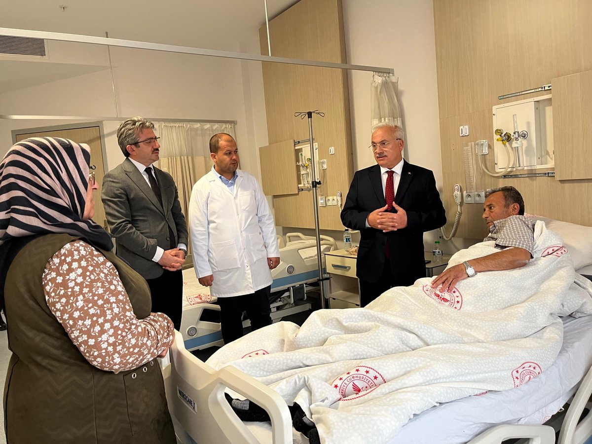 Valimiz Sn.<a href="/malikumbuzoglu/">Mehmet Ali Kumbuzoğlu</a>, Aziz Şehidimiz Şahin Sarılmaz’ın Aksaray Eğitim ve Araştırma Hastanesinde tedavi gören babası Sn.Şenol Sarılmaz’a ‘geçmiş olsun’ ziyaretinde bulunarak sağlık durumu hakkında doktorlarından bilgi aldılar.