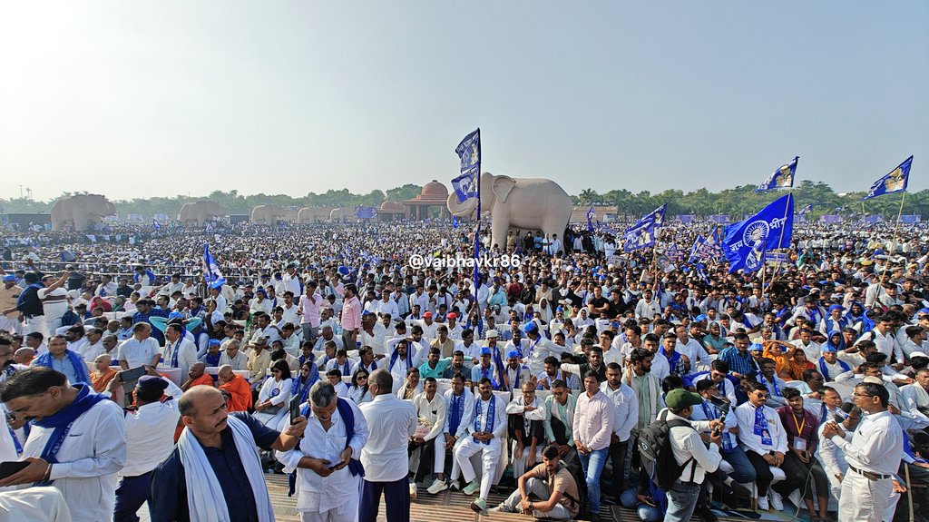 TimesBsp's tweet image. मान्यवर कांशीराम स्थल की तस्वीरें बयान कर रहीं है पूरा अफसाना। बहनजी इस बार अलग ही मूड में हैं। 

2027 में यूपी में पूर्ण बहुमत की सरकार बनानी है ये बात बहनजी कई बार कही आज।