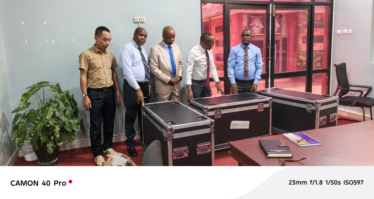 MuyingaCommune's tweet photo. @KwaNtare, @MininterInfosBi, @BuhumuzaProvinc, Nous tenons à vous adresser nos sincères remerciements pr ce beau geste ! Le don de l'écran géant qu'il a offert à  @MuyingaCommune, est un acte généreux qui nous touchera profondément. https://t.co/8wZJlhMf4v