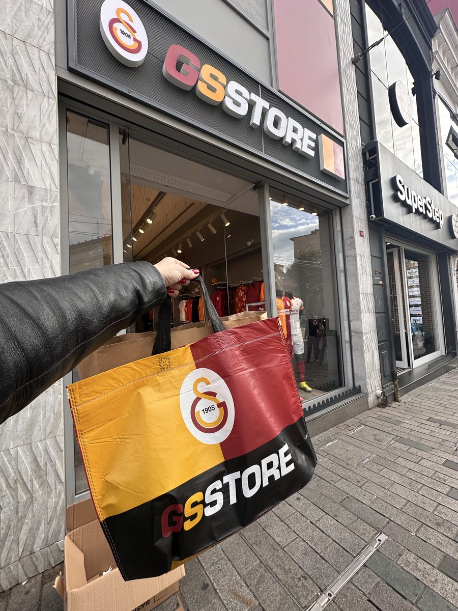 AvSpoon's tweet image. Подарочек из фирменного магазина Галатасарай)