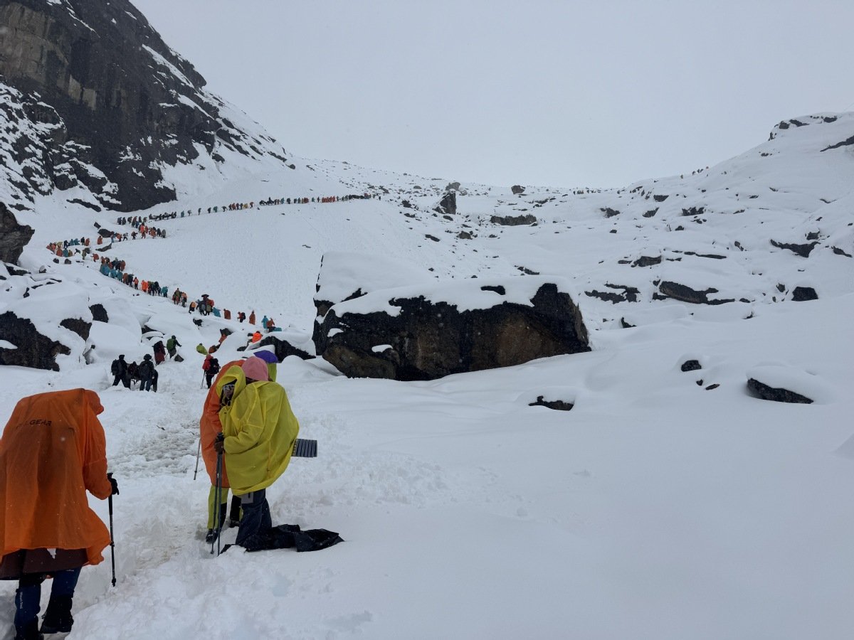 TibetNews11's tweet image. Gli ultimi 15 escursionisti salvati dalla tempesta di neve del #Qomolangma