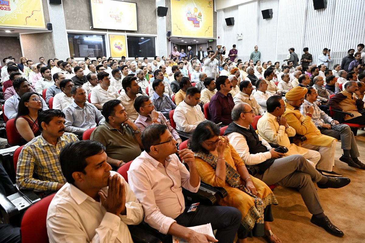 आज नवभारत टाइम्स द्वारा आयोजित ‘NBT दशहरा दर्पण’ अवार्ड समारोह में माननीय मुख्यमंत्री श्रीमती <a href="/gupta_rekha/">Rekha Gupta</a> जी के साथ शामिल होने का सौभाग्य मिला।
यह अवार्ड केवल सम्मान नहीं है, बल्कि कलाकारों की मेहनत, दिल्लीवासियों के उत्साह और हमारी सांस्कृतिक विरासत की ताकत का प्रतीक है।