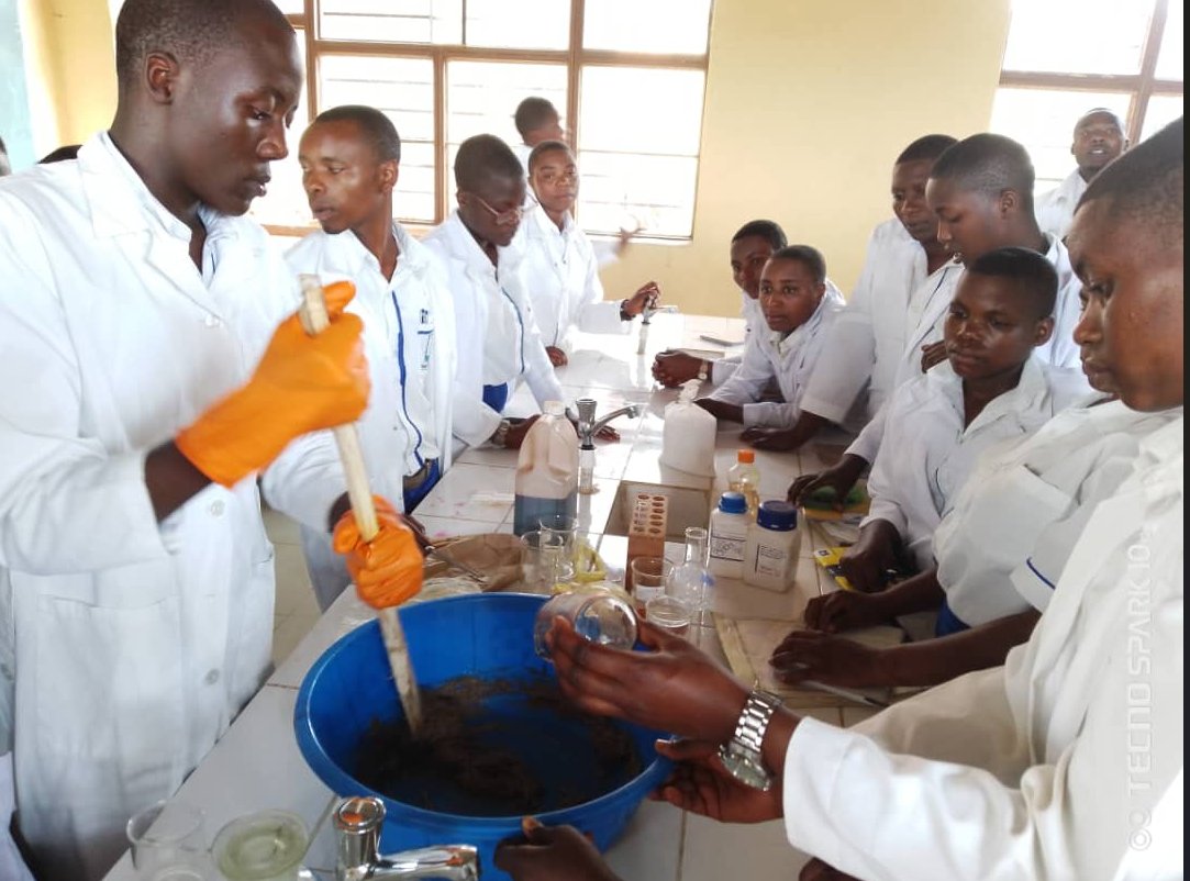 GsTyazo91183's tweet photo. Abanyeshuri biga mu mwaka wa Gatandatu MCB bakora isabune y'amazi. Students from S6MCB at G S St Paul de Tyazo, in PBA, when Making liquid soap. https://t.co/Pb73TPrUnu