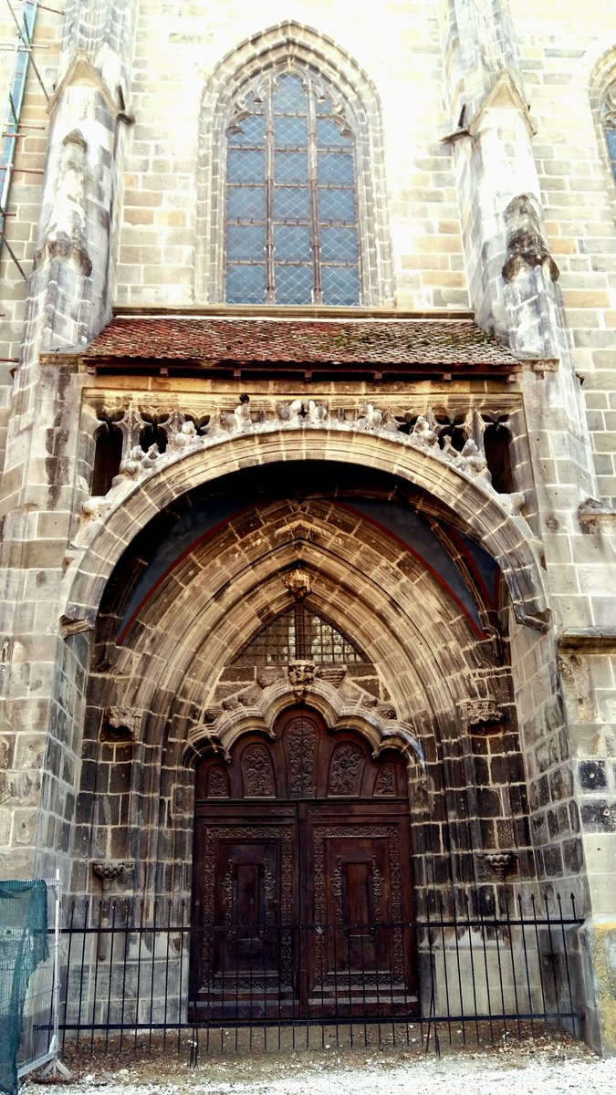 PatFurstenberg's tweet image. I never tire of the Golden Gate portal of gothic Black Church, Braşov (once known as Kronstadt, the Crown City).

#AdoorableThursday #nocontextdoors #woodwork #stonework #arches #architecture #medieval #Im4Ro #travelphotography