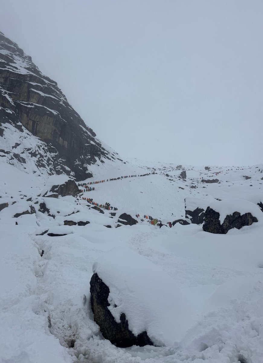 TibetNews11's tweet image. Gli ultimi 15 escursionisti salvati dalla tempesta di neve del #Qomolangma