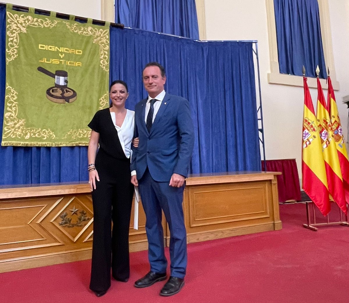 Macarena_Olona's tweet photo. Frente al silencio institucional, honramos la MEMORIA de D. Luis Portero, Fiscal Jefe de Andalucia, vilmente asesinado por ETA tal día como hoy hace 25 años. En la lucha contra el terrorismo he tenido el honor de conocer a su familia, que hoy considero mía, en especial su hijo, mi querido @daniel_portero. Su inmenso legado vive en ellos. Su memoria vive en nosotros. Nuestra lucha sigue viva. Honor y Gloria 🇪🇸