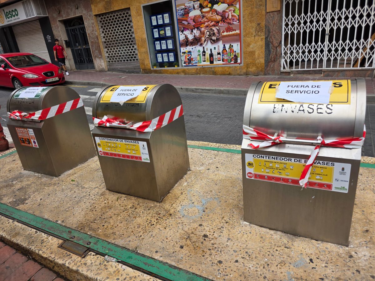 10 meses más esperando. 
Estado lamentable de los contenedores en Molina de Segura. 
Si pusieran el mismo interés en cuidar de nuestro municipio que en buscar sillones en Murcia todo estaría un poco mejor. Al menos un poco.