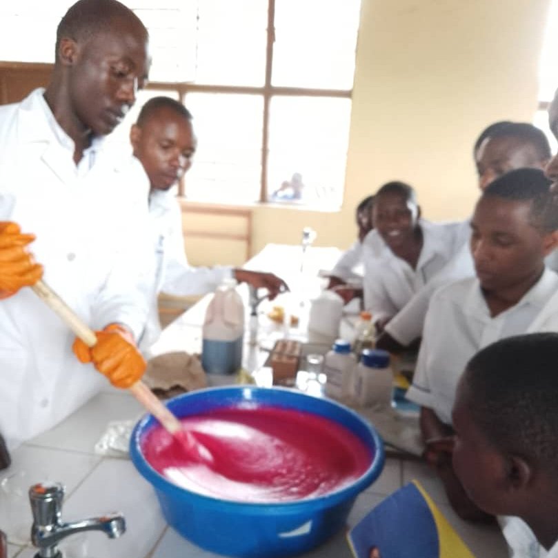 GsTyazo91183's tweet photo. Abanyeshuri biga mu mwaka wa Gatandatu MCB bakora isabune y'amazi. Students from S6MCB at G S St Paul de Tyazo, in PBA, when Making liquid soap. https://t.co/Pb73TPrUnu