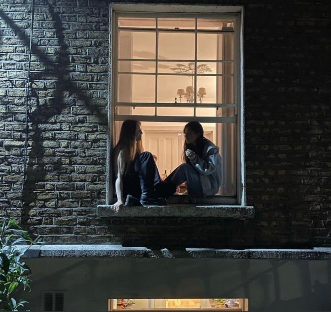 يغْنَى العـقل بما يأخذ.. 
ويغْنَى القـلب بما يُعطي.