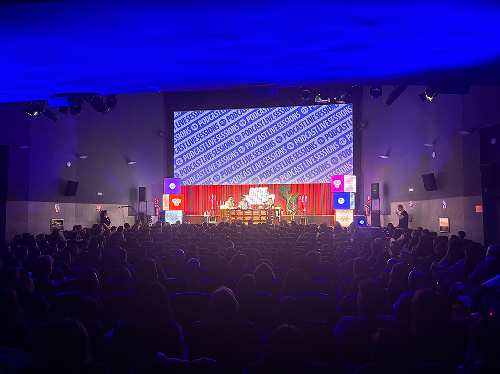 super8es's tweet image. Los días 2 y 3 de octubre los videopodcasts tomaron el Palacio de la Prensa en los 'Spotify Live Sessions', organizado por @SpotifySpain 

Contamos con 2.000 Top Fans de Spotify que asistieron para ver el directo de Arde Venecia, La Ruina, Poco se Habla y Reyes del Palique🎙️