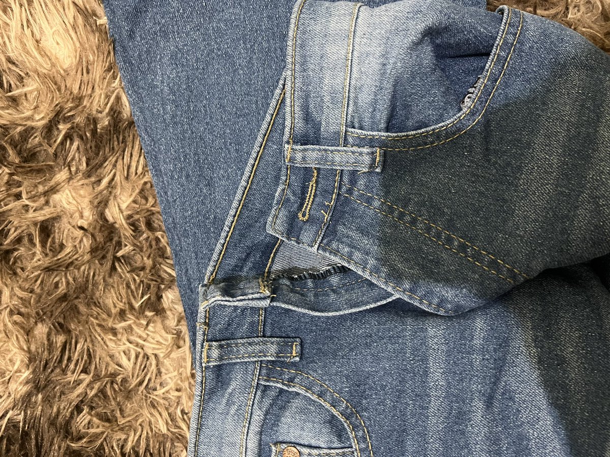 rosephyle's tweet image. wts celana highwaist cutbray jeans size 27 

- masih baru belum pernah dipake dan dicuci, kancingnya blm dilubangin
- mulus bagus, pernah dicoba bentar doang

💸 75k aja, inc adm sopi
dom malang

detail size cek sini ya vt.tokopedia.com/t/ZSH7DWLMXK26…