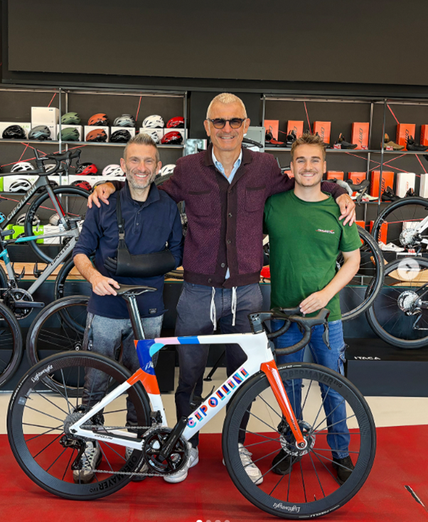 Ciao Fabri! Per la bici nuova alla fine abbiamo fatto una verifica abbiamo la colorazione Dune del Sahara, Prato Inglese, Cava di Marmo e Terra Bruciata. La Piastrelle del Bagno non la facciamo mi spiace
Fabri perchè stai tirando fuori la mazza da baseball non ti agitare ragionia