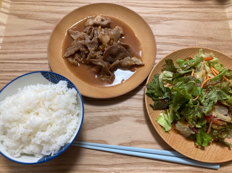 Gabcsayne's tweet image. 今夜のシンプルで美味しい夕食：ジューシーな紅焼ビーフと新鮮なサラダ、そして熱々の白ご飯が一杯！温かくて満足感たっぷり！🍚🥗🥩  
#夕食日記 #家庭料理 #健康的な食事 #グルメシェア #白ご飯殺し #シンプルな幸せ