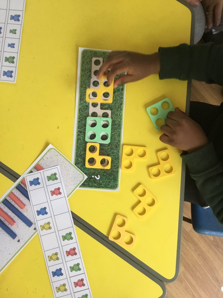 BentleyWestWS2's tweet image. Reception have been making patterns this morning during maths. We’ve had such fun ✨ #bwmaths #bwreception