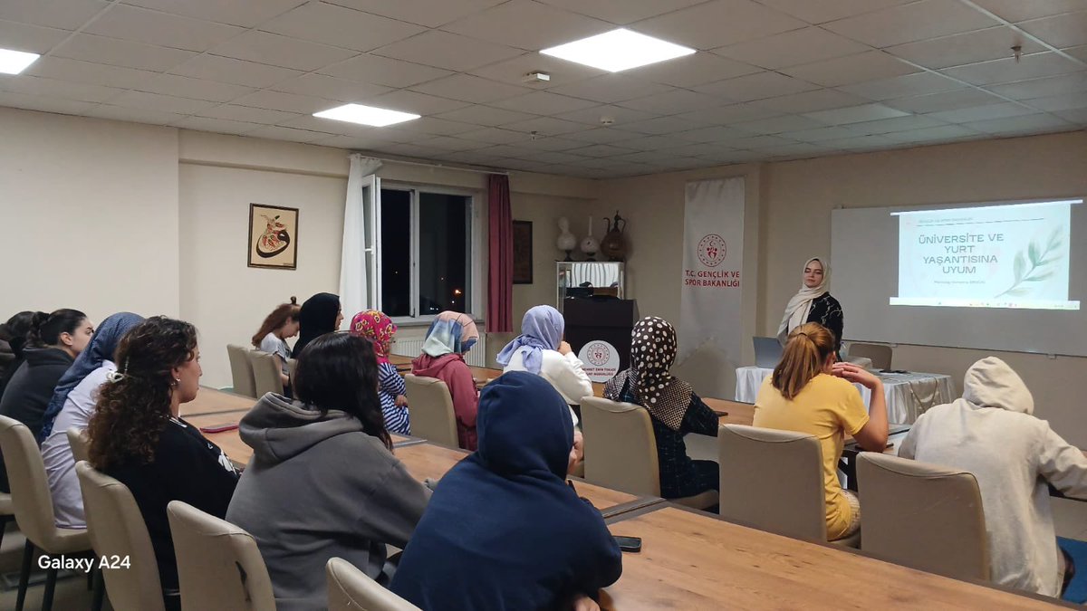 Mehmet Emin Tokadi yurdunda yeni kayıt öğrencilerimize yurdumuz psikoloğu Nur Sena Ergün tarafından okula ve yurda alışma temalı mesleki çalışan programı gerçekleştirilmiştir.