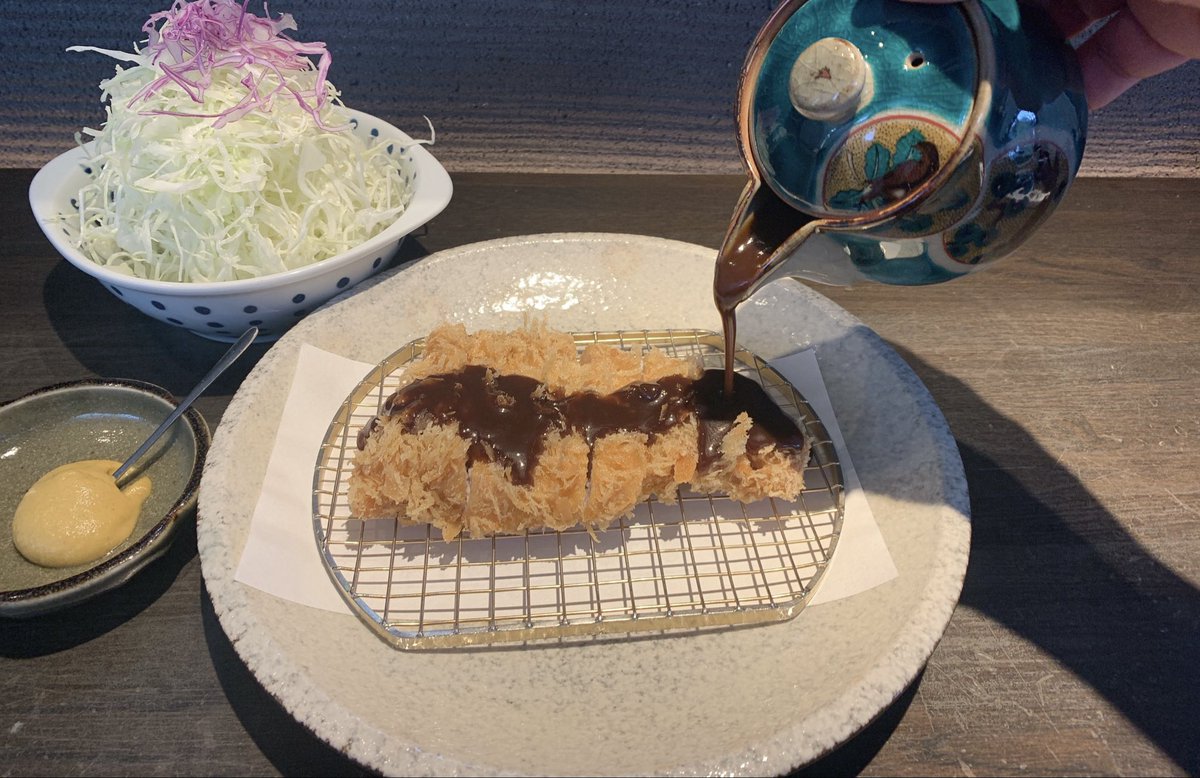 tonkatuashibi's tweet photo. 甘口ソースのご紹介❗️
とんかつにトロ〜っとかけて食べる王道スタイルソース❗️
ドライフルーツの甘さが豚肉にとてもマッチ🐷
脂身にカラシを塗り甘口ソースをかけるのもパンチがきいて美味しいです😆 https://t.co/Z5NcZaW3ng