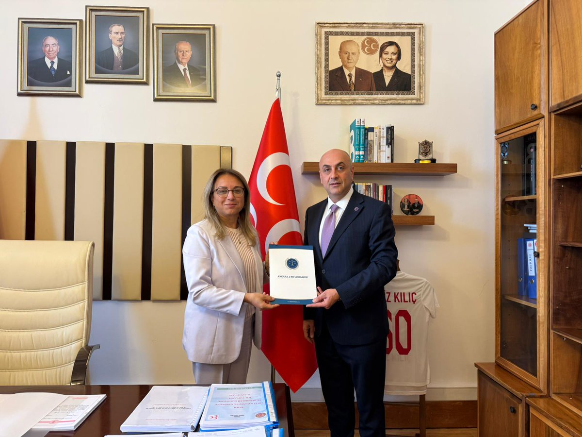 ankara2barosu's tweet photo. Baro Başkanımız Av. Gökhan Ağdemir, Milliyetçi Hareket Partisi Grup Başkanvekili ve Nevşehir Milletvekili Prof. Dr. Filiz Kılıç’ı Türkiye Büyük Millet Meclisi’nde ziyaret etti.

Görüşmede, kamu avukatlarının özlük haklarını güçlendirmeye yönelik hazırlanan düzenleme ile avukatlara ücretsiz silah ruhsatı hakkı tanınmasını içeren çalışma dosyası Prof. Dr. Filiz Kılıç’a takdim edilerek değerlendirilmelerde bulunuldu.

Prof. Dr. Filiz Kılıç'a nazik kabulleri, ilgileri ve destekleri için teşekkür ederiz.
