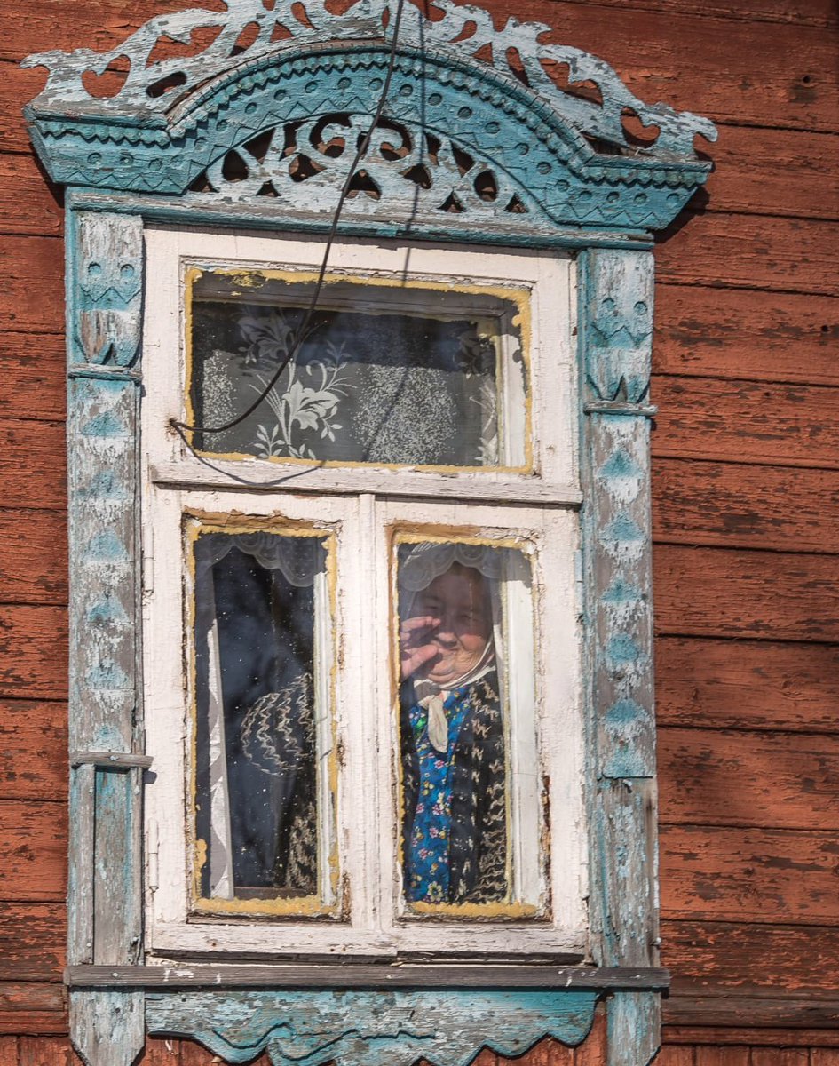 SergueyB's tweet image. Les gens aux fenêtres par le  photographe Anton Raskolnikov, dans la région de #Yaroslavl. Russie