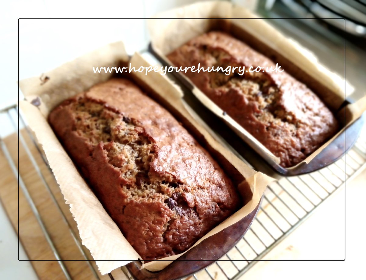 re_hungry's tweet image. Good morning lovely Hungrys! It's a beautiful day for baking this banana-laden beauty - recipe: hopeyourehungry.co.uk/bling-up-the-b… Fabulously fluffy &amp;amp; filled with dark chocolate &amp;amp; soft #bananas. Have a #delicious day &amp;amp; stay hungry! ;) x #bakeithappen #cake #recipes #bake #chocolate #baking