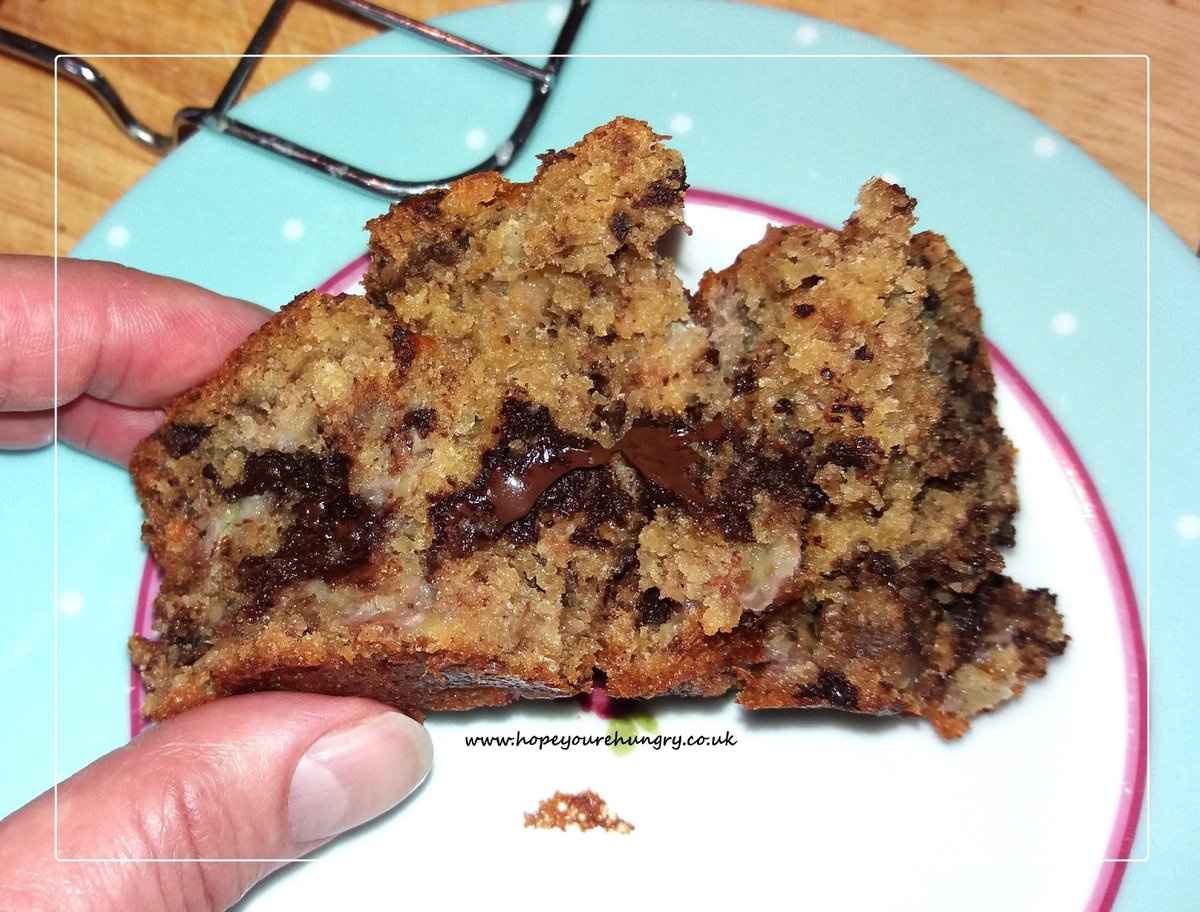 Good morning lovely Hungrys! It's a beautiful day for baking this banana-laden beauty - recipe: hopeyourehungry.co.uk/bling-up-the-b… Fabulously fluffy &amp; filled with dark chocolate &amp; soft #bananas. Have a #delicious day &amp; stay hungry! ;) x #bakeithappen #cake #recipes #bake #chocolate #baking