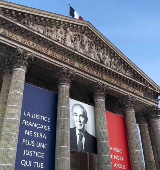 🇫🇷 Ce jeudi, Robert Badinter va faire son entrée au Panthéon. Véritable symbole de la République, il avait notamment porté la loi historique abolissant la peine de mort en France, adoptée le 9 octobre 1981, il y a 44 ans jour pour jour. 🙏