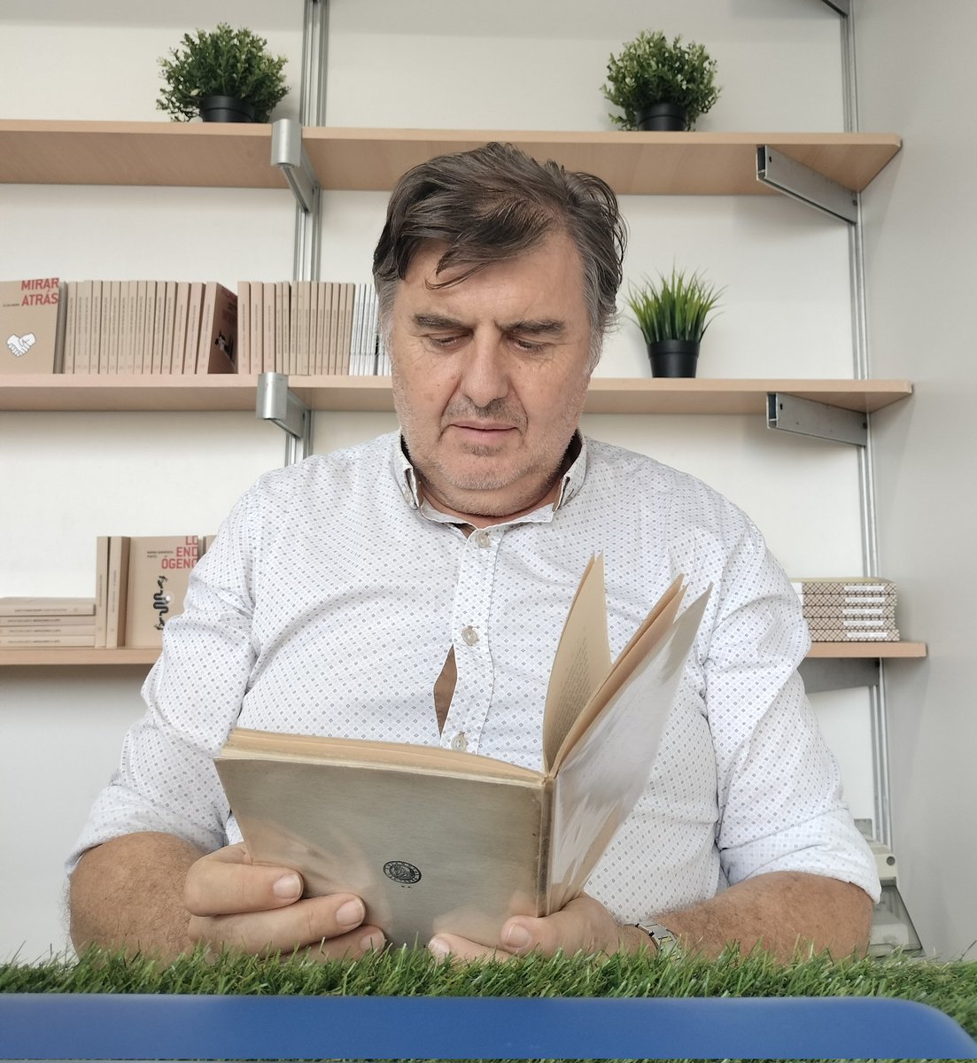 Un editor me ha dicho lo que vendió el martes en la Feria del libro de Murcia: en un día el doble que lo que yo en los seis que llevamos. Pero estoy contento. Es lo bueno de ser una editorial pequeñita, que con poco estamos felices. Como si fuéramos un gato en un mundo de tigres.