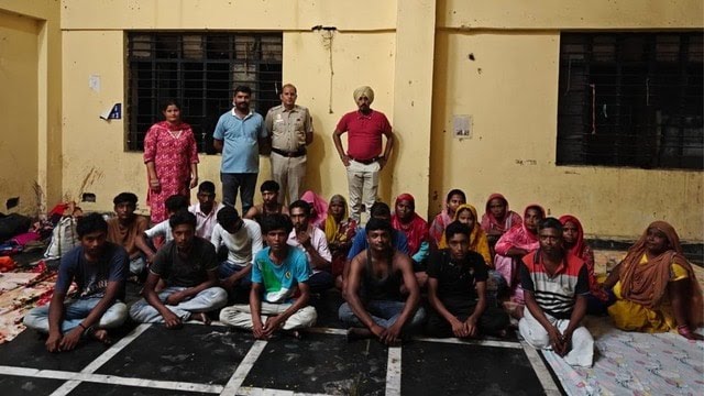 NewsExpo_'s tweet photo. 🚨 Delhi | 28 illegal Bangladeshis have been arrested. They all were working as laborers. https://t.co/iVmf7jqIQB