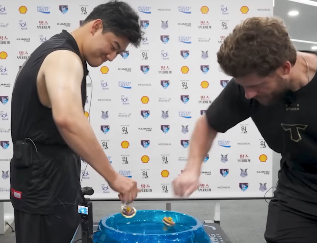 아니 뚱승이가 팽이줄 끊어 먹어서 뒤에 형들 이쟈랄하면서 손팽이 치잖아 아썅