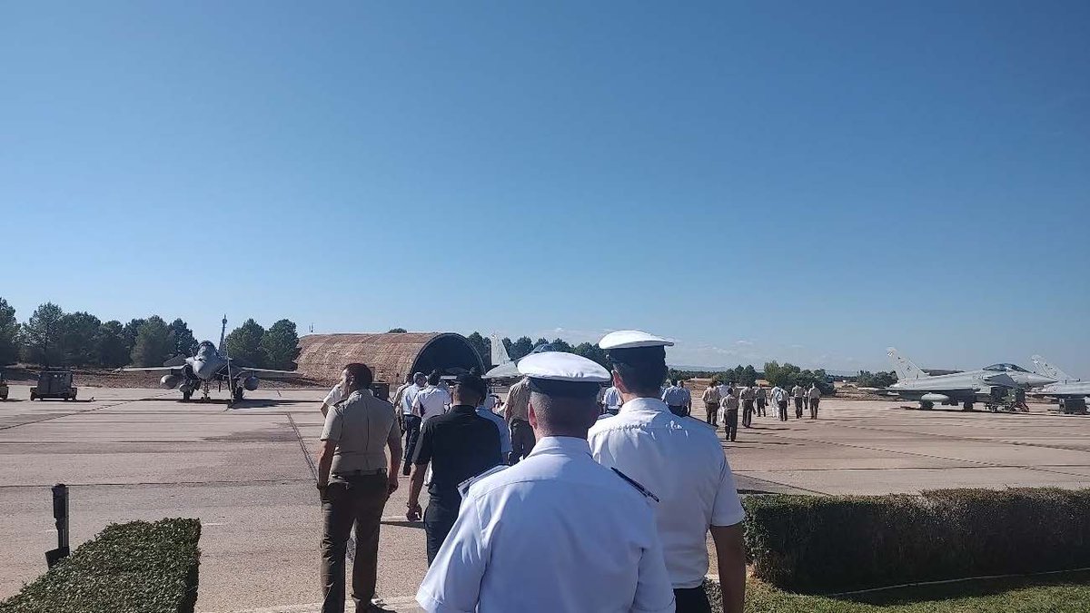 CESEDEN_OFICIAL's tweet photo. Visión conjunta y cooperación
De los submarinos al Eurofighter, pasando por la artillería antiaérea:
💡 El viaje de convivencia del XXVII #CEMFAS por el sureste de España reforzó la comprensión integral del sistema de defensa.
#CESEDEN #FuerzasArmadas #CEMFAS https://t.co/wSfX0IiXYW