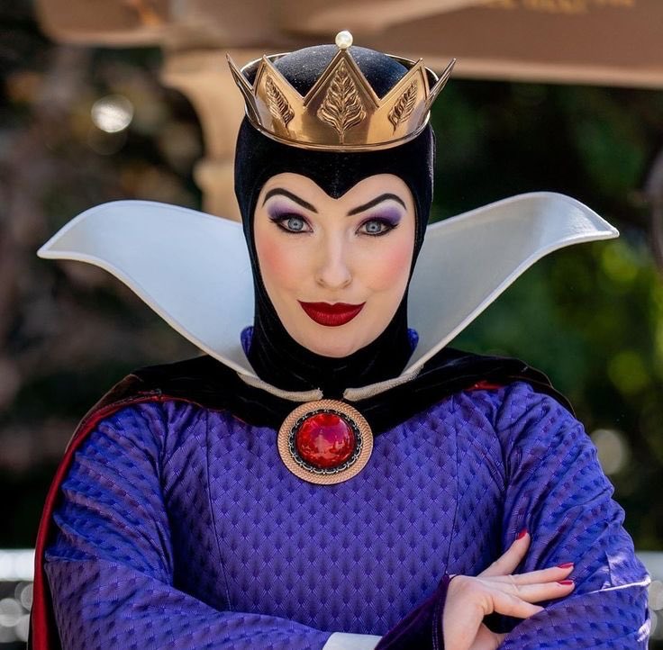 Indie5051's tweet image. Los parques de Disney ya no contaran con la Reina Malvada (de 'Blancanieves') y los demás villanos durante todo el año.
“Los villanos solo estaran en los parques durante la temporada de Halloween”.