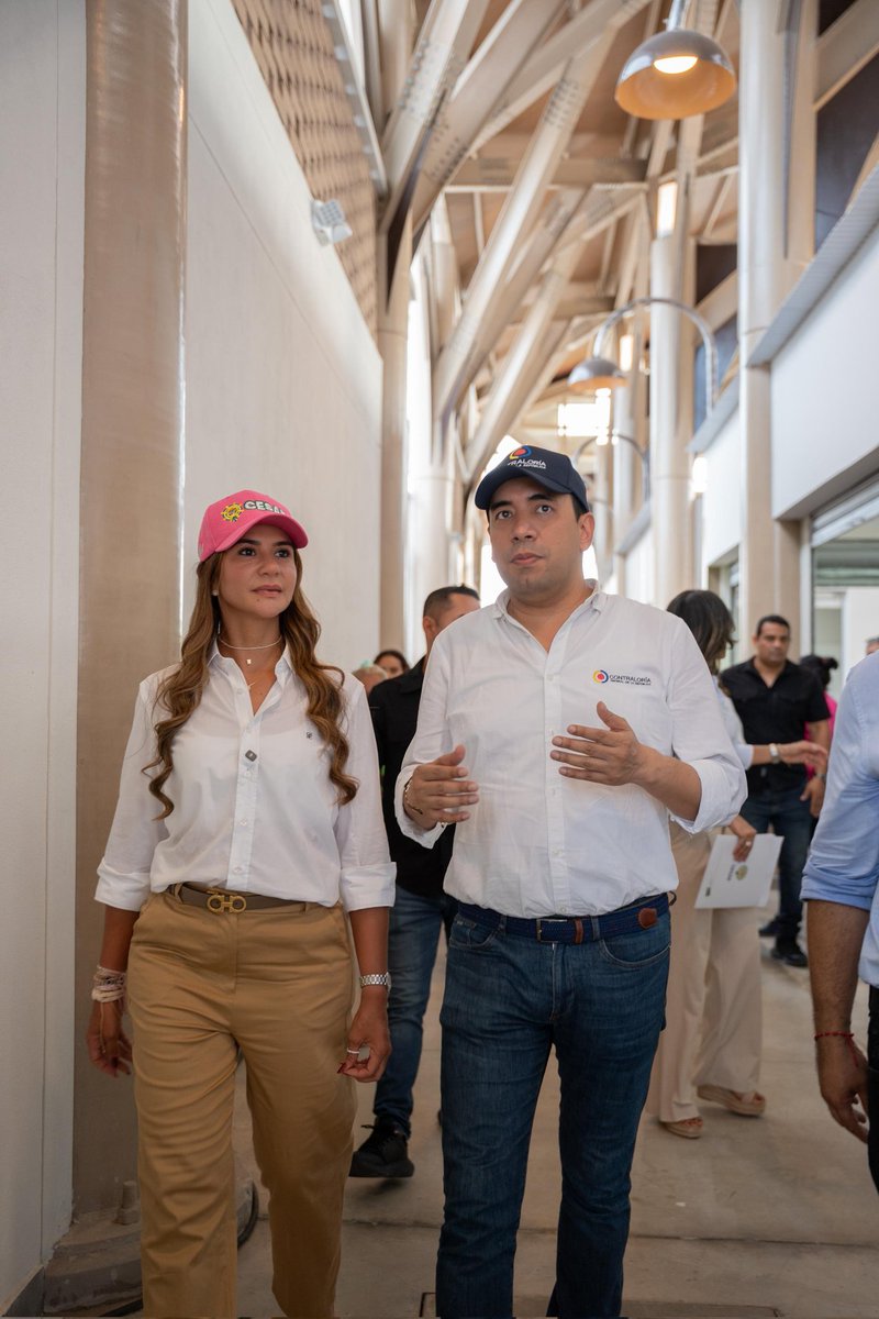 GobdelCesar's tweet photo. El delegado de la @CGR_Colombia considera que Luna Vallenata es un referente nacional y que debería ser replicado en las otras 31 ciudades capitales. 

Este Centro de Comercio aplica el concepto de miniciudades, es decir que las familias que habitan el noroccidente, occidente y norte de la ciudad puedan llegar hasta aquí a disfrutar de restaurantes y acceder a la oferta de comerciantes de frutas, verduras, carnes, corresponsales bancarios y sedes de entidades estatales, para no trasladarse hasta el centro de la ciudad.

Este, además, es un punto de encuentro social.

🧵