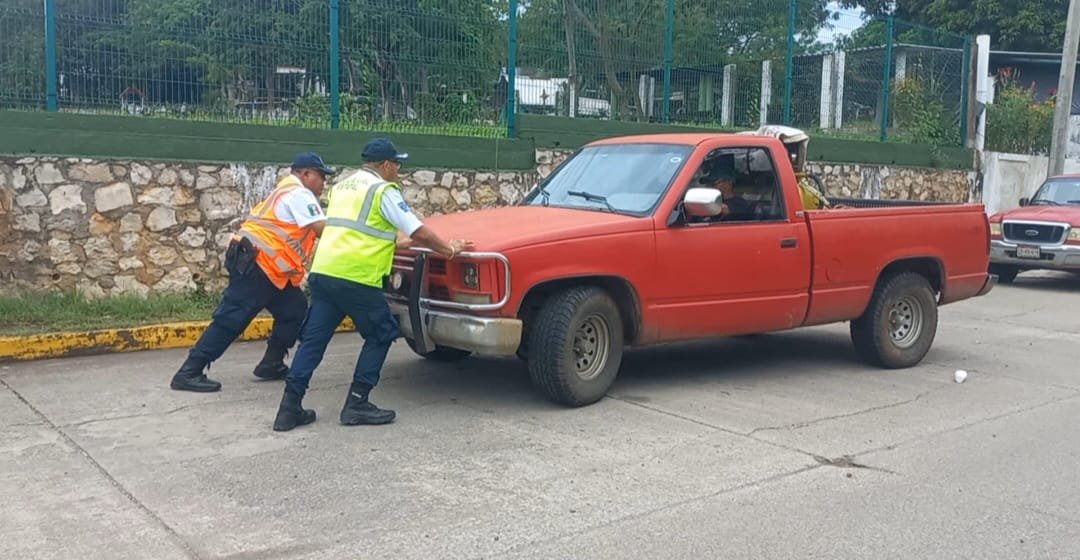 PolVial_GobOax's tweet photo. 👮🏻♀️👮🏻♂️Como parte de nuestras acciones de proximidad social y ayuda ciudadana auxiliamos a conductor que sufrió falla mecánica en San Miguel #Soyaltepec #Temascal #Oaxaca
👉🏽Maneje con precaución.
@GobOax @salomonj @IvanGarcia_A @ToryLopezS https://t.co/T5Bk4Gqjg6