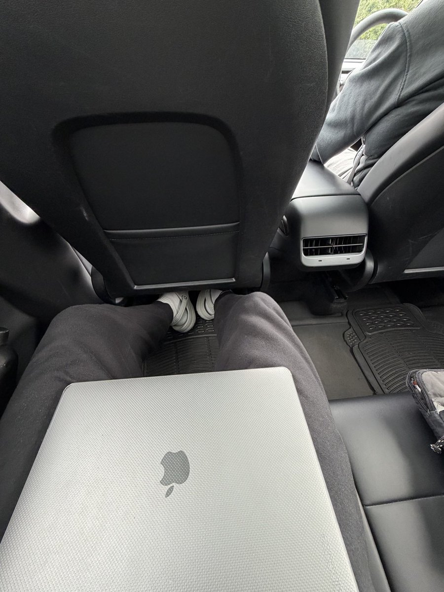 CARN0N's tweet image. I hate Uber. 

Currently in the back of a Tesla Model Y being driven by a Uber driver. The car is comfortable and spacious. 

Not only is the aircon not on (not even just the fan!) the driver is clearly a smoker so I can barely breath. 

Further, every stop light we come to he…